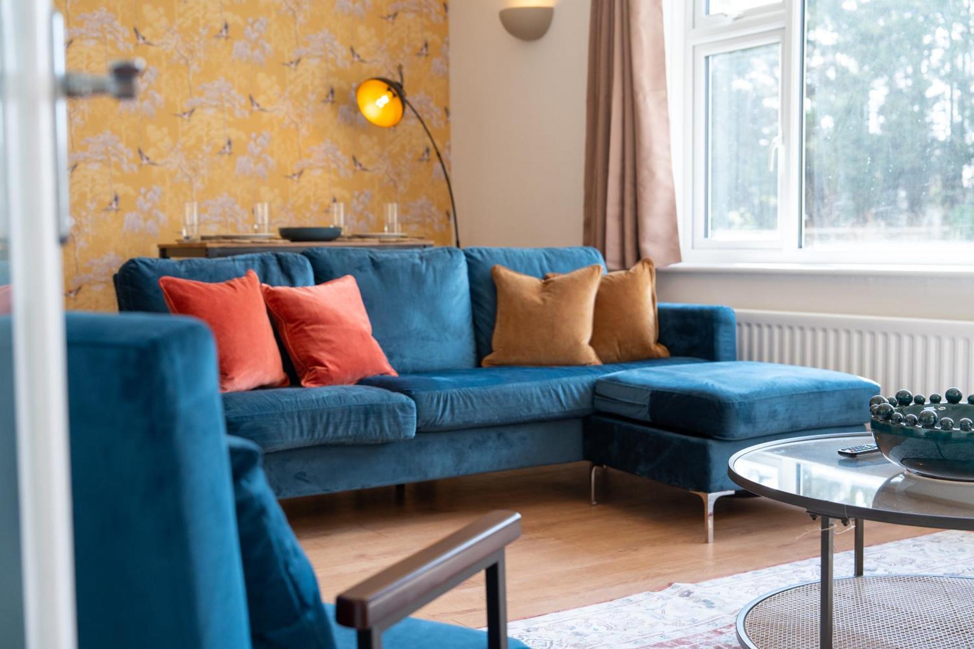 Stylish 4 Bedroom Spacious Retreat With Parking - Sleeps 10 - Families & Contractors Canterbury Exterior photo