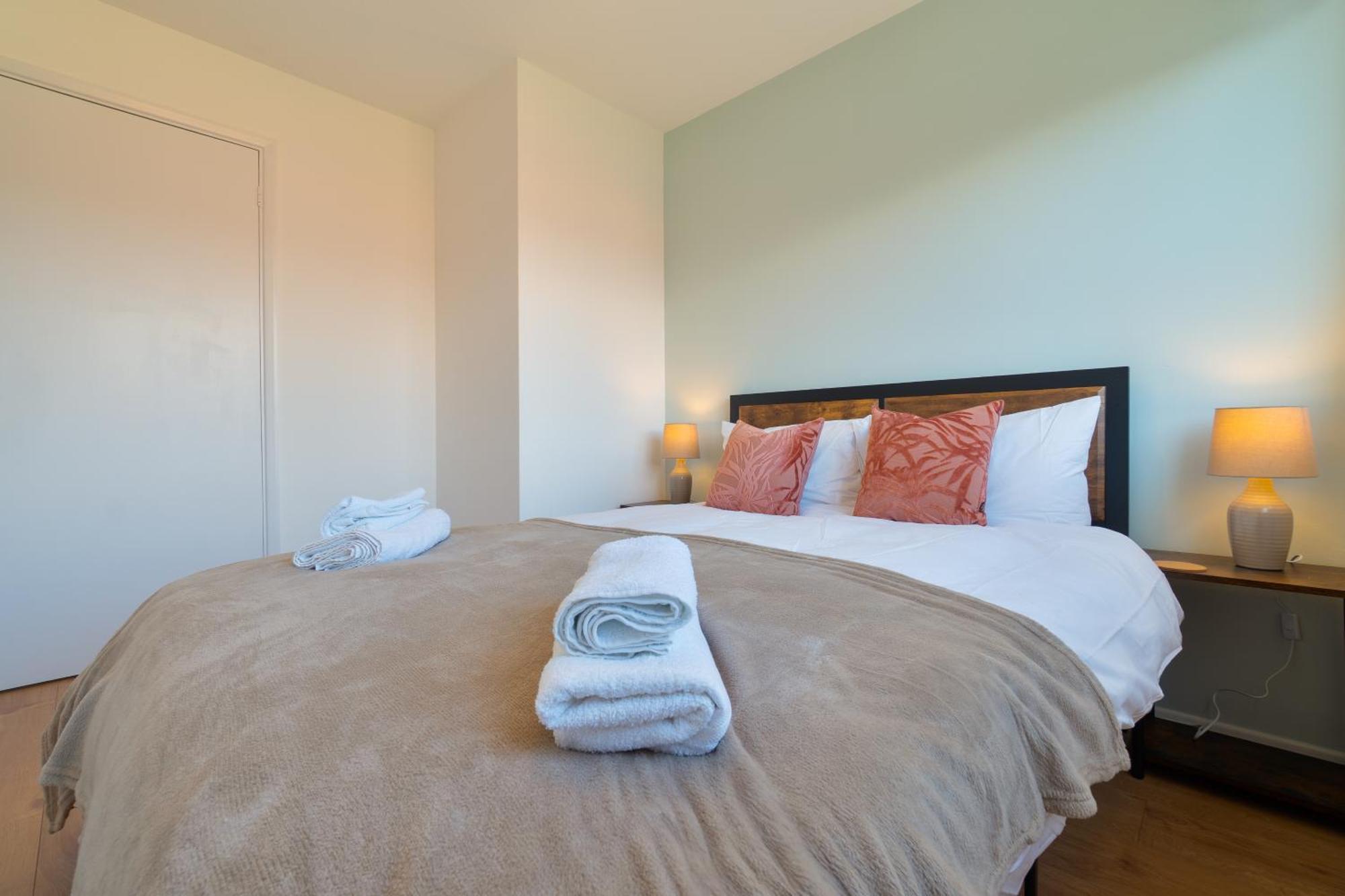 Stylish 4 Bedroom Spacious Retreat With Parking - Sleeps 10 - Families & Contractors Canterbury Exterior photo