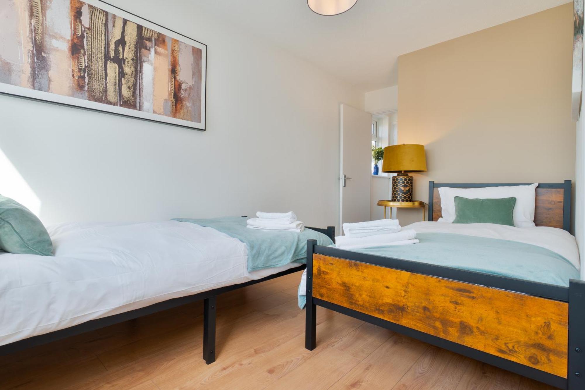 Stylish 4 Bedroom Spacious Retreat With Parking - Sleeps 10 - Families & Contractors Canterbury Exterior photo