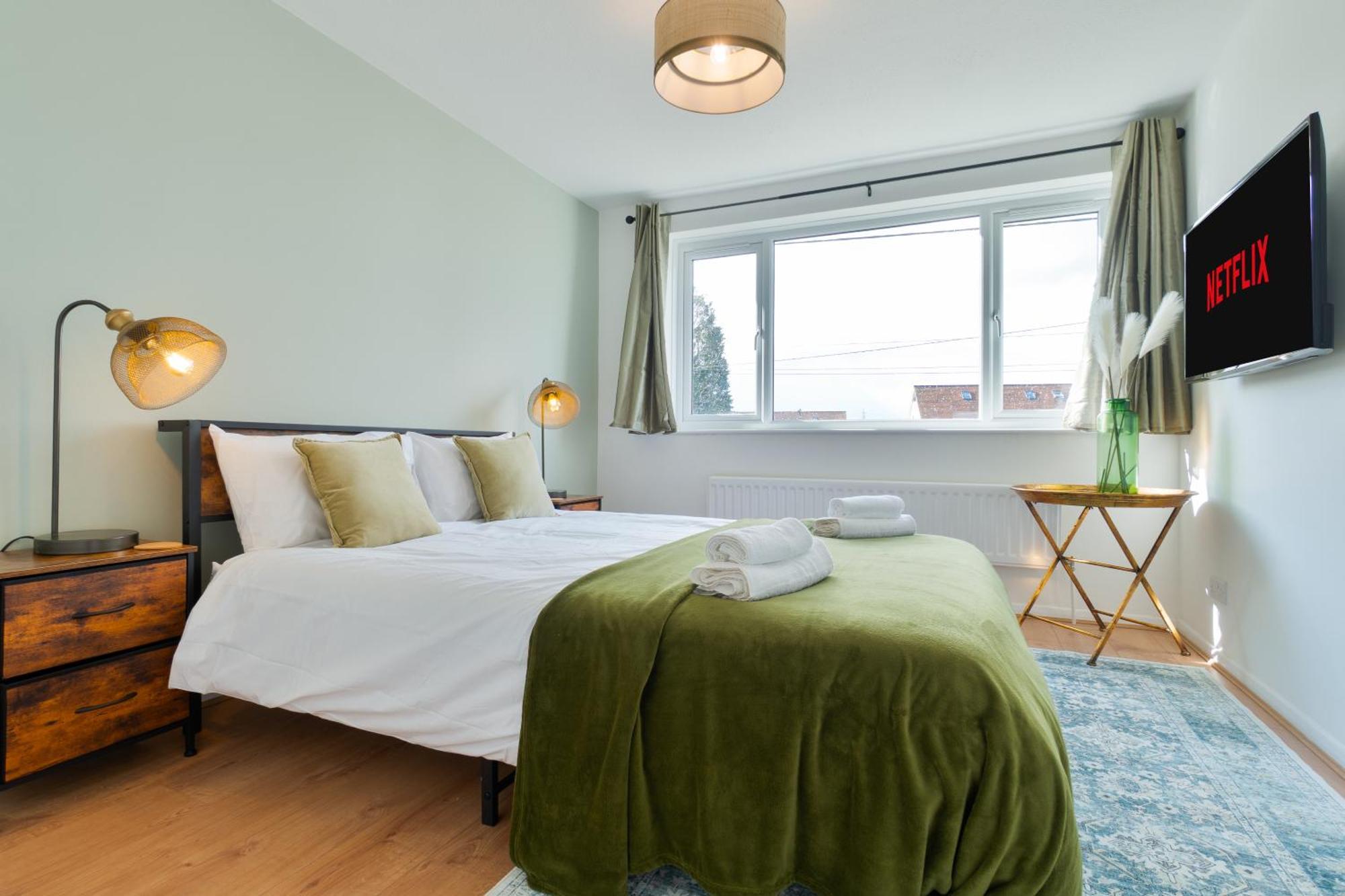 Stylish 4 Bedroom Spacious Retreat With Parking - Sleeps 10 - Families & Contractors Canterbury Exterior photo