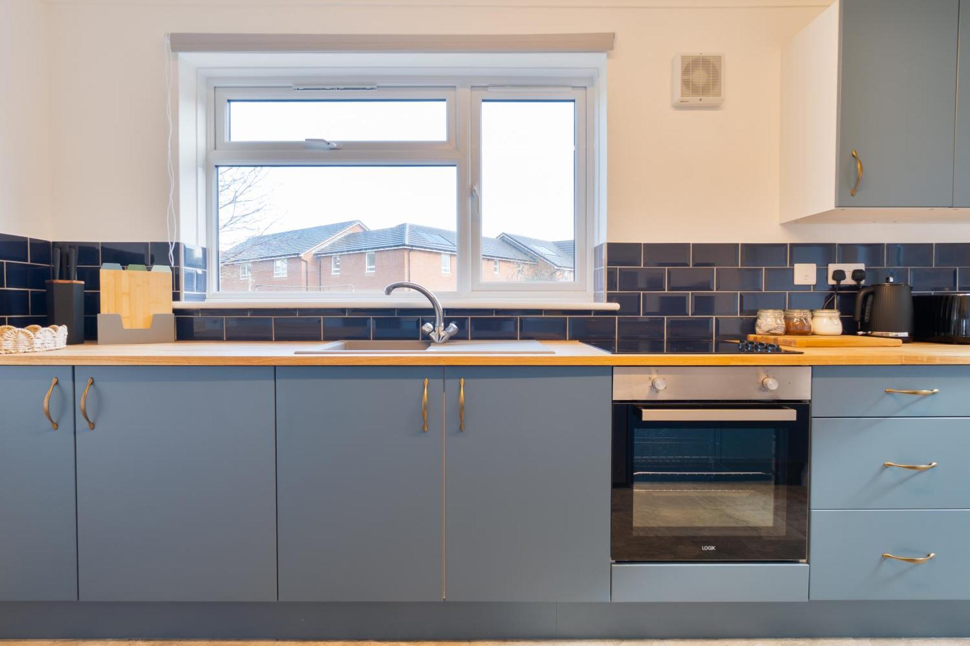 Stylish 4 Bedroom Spacious Retreat With Parking - Sleeps 10 - Families & Contractors Canterbury Exterior photo